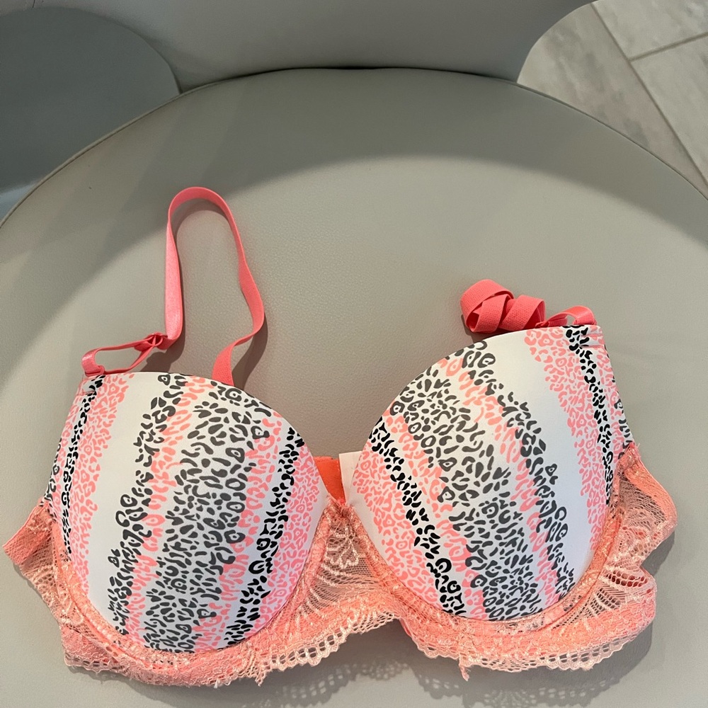 NWOT Hip And Chic 36C Lace Coral Bra